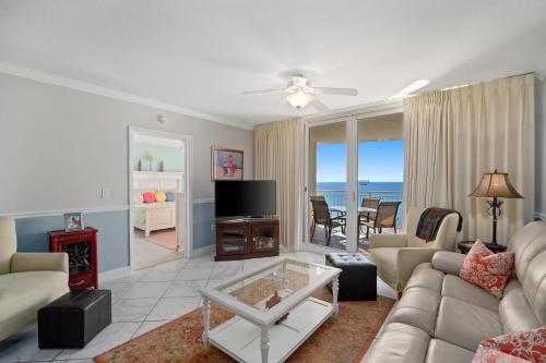 un salon avec un canapé et une télévision dans l'établissement Emerald Beach 2325, à Panama City Beach
