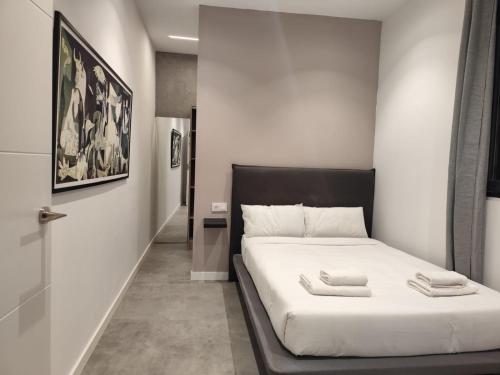 a bedroom with a bed with two towels on it at Amplio Estudio en Valencia in Valencia