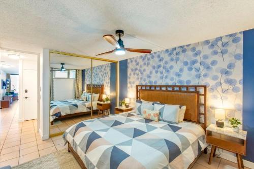 une chambre avec deux lits et un ventilateur de plafond dans l'établissement Perch - Seaside Serenity Kahana Reef 109, à Kahana