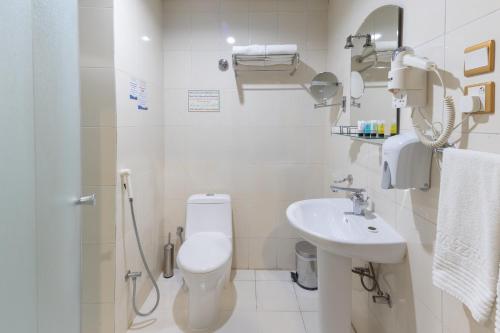 فندق مهد الرسالة 1 في مكة المكرمة: حمام أبيض مع مرحاض ومغسلة