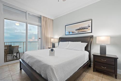 ガルフ・ショアーズにあるPhoenix Gulf Shores 1004のベッドとバルコニーのある寝室