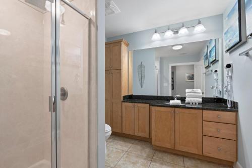 ガルフ・ショアーズにあるPhoenix Gulf Shores 1004のシャワー、トイレ、洗面台を備えたバスルーム