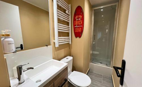 een badkamer met een toilet, een wastafel en een douche bij NID D'OPALE - Le Portel in Le Portel