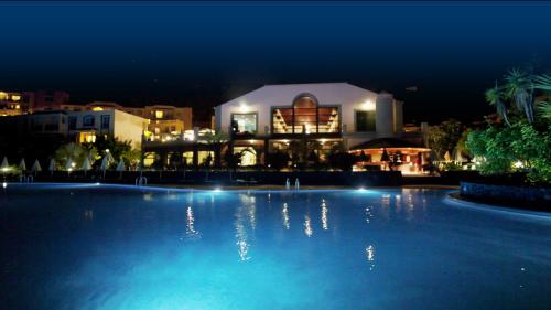 Bazén v ubytování Hotel-Apartamento Las Olas nebo v jeho okolí