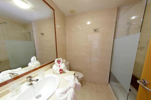 Bathroom sa Hotel-Apartamento Las Olas