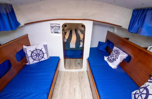 two beds in the back of a boat at Voile d'Écume - Douce Nuit sur l'Eau in Gruissan