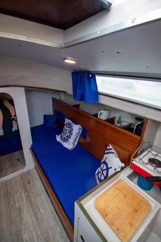 - un petit lit à l'arrière du bateau dans l'établissement Voile d'Écume - Douce Nuit sur l'Eau, à Gruissan