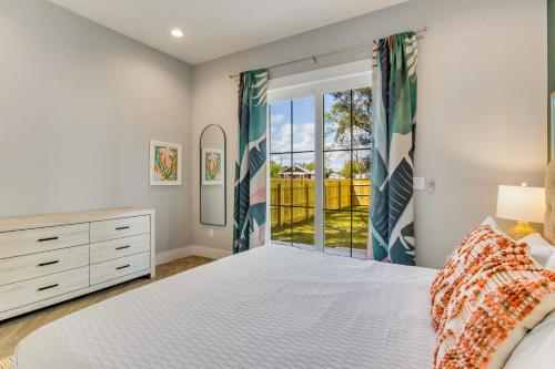 Un dormitorio con una cama y una puerta corrediza de vidrio. en Stay Awhile, en Pensacola