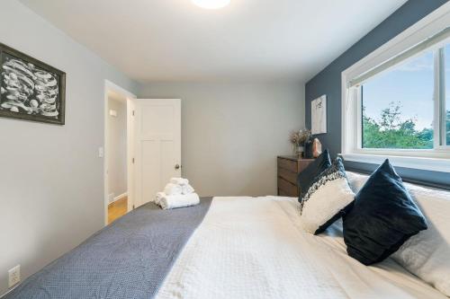Una cama o camas en una habitación de Perch - Gathering Spot Upper