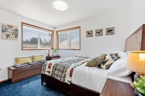 una camera da letto con un letto e una finestra di Perch - West Beach Point a Oak Harbor