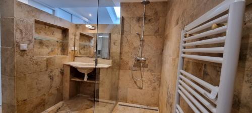 une salle de bain avec un lavabo et une douche dans l'établissement Appartement Vic la Gardiole, à Vic-la-Gardiole