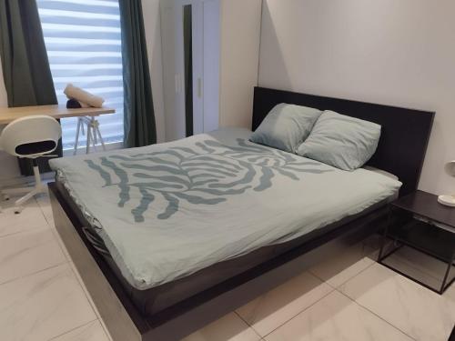 une chambre dotée d'un lit avec un zebra imprimé. dans l'établissement La Gueule D'Or - Parking - Wifi, à Lens