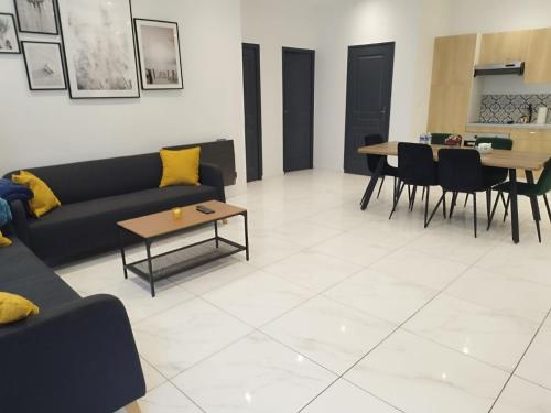 un salon avec un canapé et une table dans l'établissement La Gueule D'Or - Parking - Wifi, à Lens