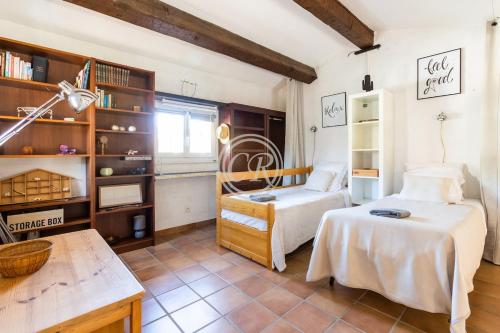 - une chambre avec 2 lits et un bureau dans l'établissement Provencal house with pool, à Bormes-les-Mimosas