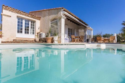 une villa avec piscine devant une maison dans l'établissement Provencal house with pool, à Bormes-les-Mimosas