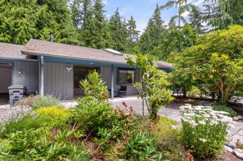 un jardin en face d'une maison arborée dans l'établissement Perch - Island Hideaway, à Coupeville