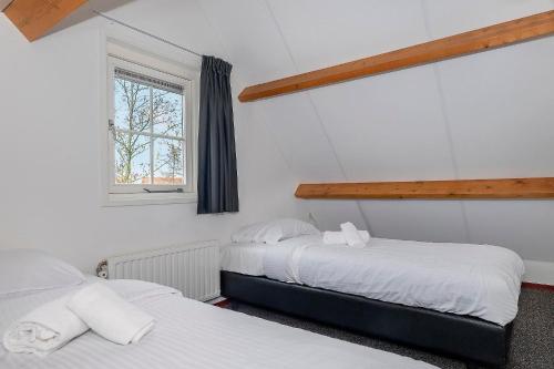Postel nebo postele na pokoji v ubytování Sfeervol en gezellige Zeeuwse Cottage 5 personen