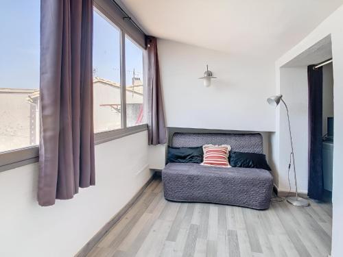 卡尔卡松Vue imprenable cité Carcassonne - 4 personnes的一间卧室，里面有一张床和一扇大窗户。