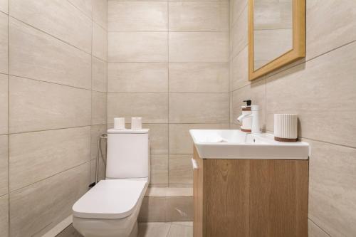 une salle de bain avec toilettes et lavabo dans l'établissement Appartement tout confort proche Vauban, à Marseille