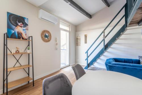 - un salon avec un canapé bleu et des escaliers dans l'établissement Appartement tout confort proche Vauban, à Marseille
