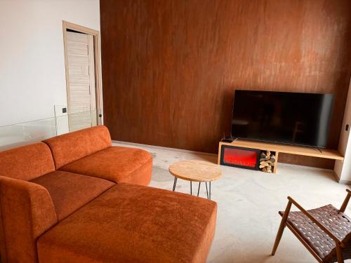 Μια τηλεόραση ή/και κέντρο ψυχαγωγίας στο Luxury duplex with mountain views, new gudauri