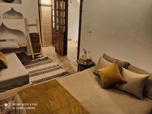 Una cama o camas en una habitación de Dar Janarose