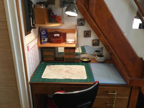 Cette petite maison mansardée comprend un bureau. dans l'établissement Petit appartement au cœur de PARIS, à Paris