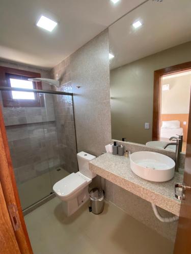 ein Badezimmer mit Toilette, Waschbecken und Dusche in der Unterkunft Bangalô Aconchegante - Praia Dulé ES in Guarapari
