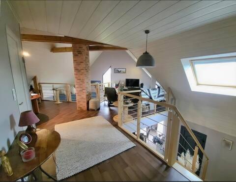 un salon avec un escalier dans une maison dans l'établissement Grande maison proche de la plage, à Barneville-Carteret