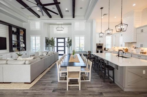 Una cocina y una sala de estar con un sofá y una mesa. en Queen Creek on Grapefruit, en Queen Creek