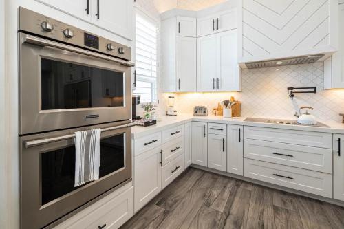 Una cocina o zona de cocina en Queen Creek on Grapefruit