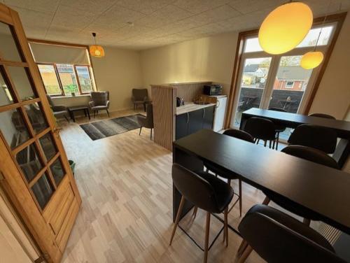 a room with a table and chairs in a room at Folsted - Værelse 105 fri parkering in Bindslev