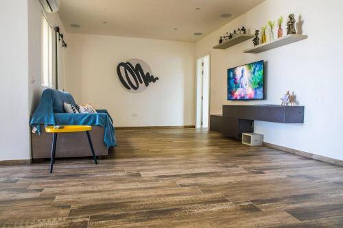 Televisyen dan/atau pusat hiburan di Cosy & Central Penthouse in Victoria