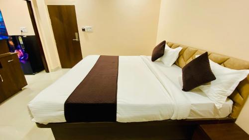 a bedroom with a large bed in a room at Stay10 B&M LUXURY ACCOMDATION in Indore