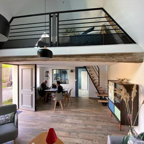 un salon avec un escalier et une salle à manger dans l'établissement Le loft, à Rosult