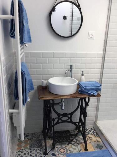 une salle de bain avec un lavabo blanc et un miroir dans l'établissement Le loft, à Rosult