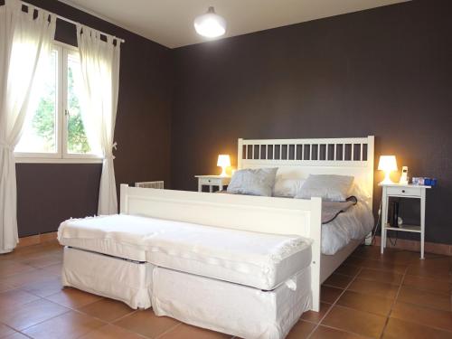 - une chambre avec un lit blanc, 2 tables et une fenêtre dans l'établissement Villa avec grand jardin et piscine privée, à Laroque-des-Albères