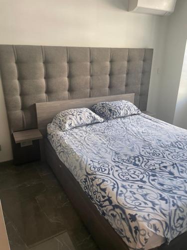 - un lit avec une grande tête de lit dans une chambre dans l'établissement Appartement moderne et cosy, à Marseille