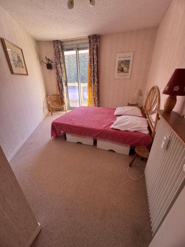 une petite chambre avec un lit et une fenêtre dans l'établissement T3 Praloup proche des Tennis, à Uvernet