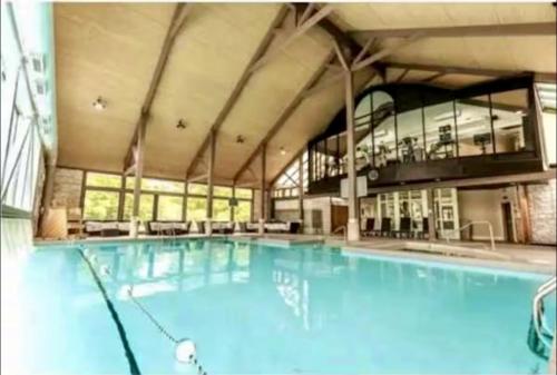 Bazén v ubytování Luxurious Ski-In Ski-Out Jacuzzi Condo with King Bed, Pool, Gym and Sauna nebo v jeho okolí