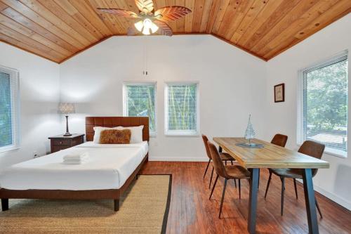 Кровать или кровати в номере Tropical Oasis Studio w Pool