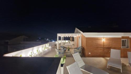 Bazén v ubytování RoofTop Anzio - a 100m dalla spiaggia con vista a 360 nebo v jeho okolí