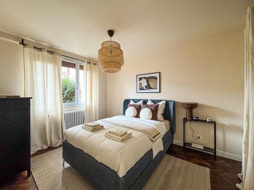 une chambre avec un lit et une fenêtre dans l'établissement Le Muret, à Toulouse