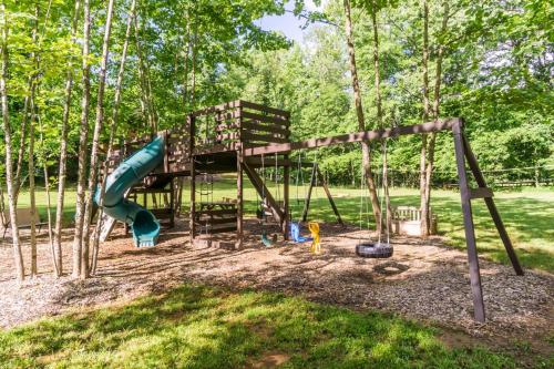 Herní místnost nebo prostor pro děti v ubytování The Big Little Cabin - Hot Tub & Playground