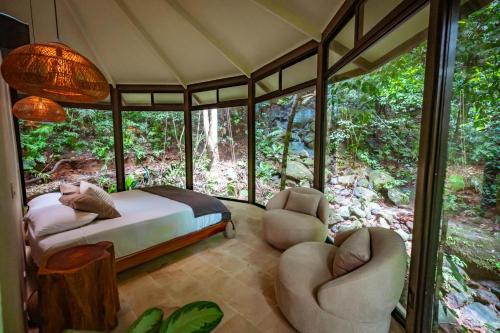 Vrt pred nastanitvijo The Nest Unique Jungle Retreat