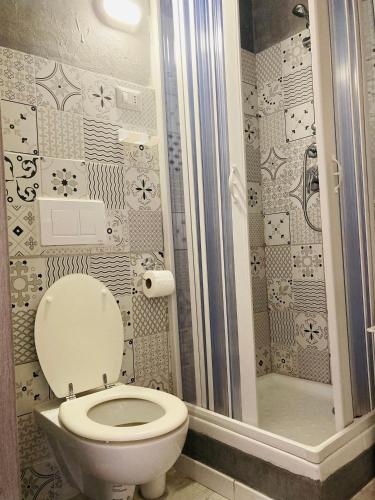 アルゲーロにあるVALVERDE CENTRAL Studio Flatのトイレとシャワー付きのバスルーム