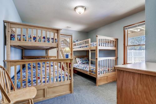 une chambre avec deux lits superposés et un bureau dans l'établissement WH1088- Dreamers View, à Corolla