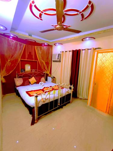 a bedroom with a bed with red walls and a ceiling at SUDEEP Bed & Breakfast in New Delhi