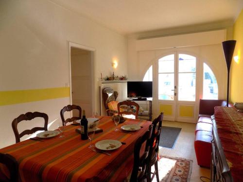 - une salle à manger avec une table et des chaises dans l'établissement Royan - MAISON RUSTIQUE avec jardin clos - proche COMMERCES et PLAGES, à Royan