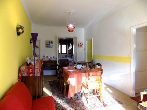 une salle à manger avec une table et une cuisine dans l'établissement Royan - MAISON RUSTIQUE avec jardin clos - proche COMMERCES et PLAGES, à Royan